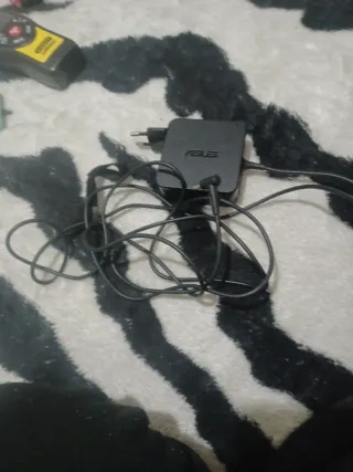 Caricabatterie Asus con cuffie