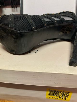 Botines de tacón alto negros con tachuelas