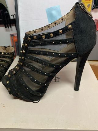 Botines de tacón alto negros con tachuelas