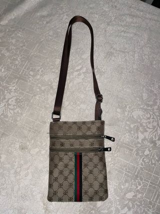 Riñonera con logo y detalles