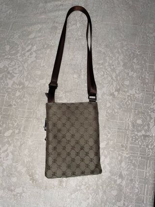 Riñonera con logo y detalles