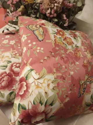 Cojines decorativos con mariposas y flores