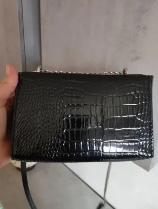 Borsetta nera effetto coccodrillo