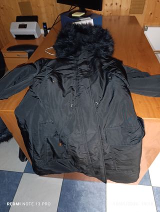 Chaquetón negro con detalles de pelo