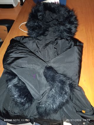 Chaquetón negro con detalles de pelo