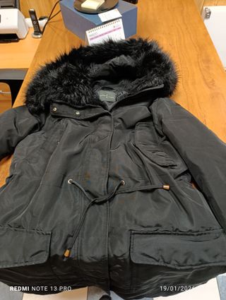 Chaquetón negro con detalles de pelo