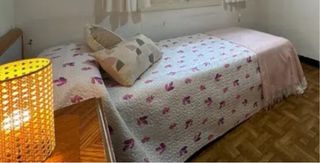 Habitación Cama individual con mesita y armario