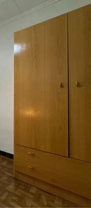 Habitación Cama individual con mesita y armario