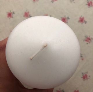 Vela decorativa Ikea con motivos rojos