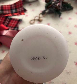 Vela decorativa Ikea con motivos rojos