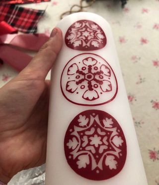 Vela decorativa Ikea con motivos rojos