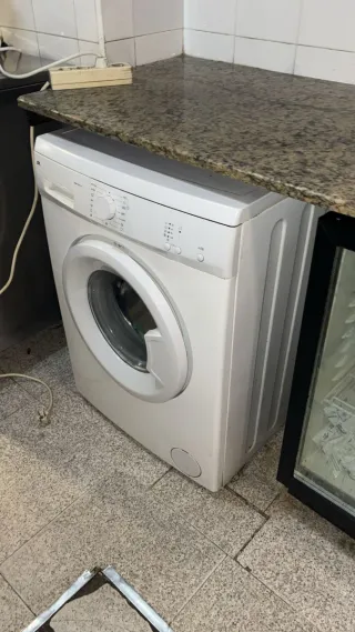 Lavadora blanca frontal