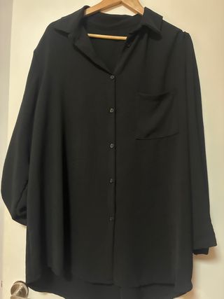 Blusa negra de manga larga para mujer