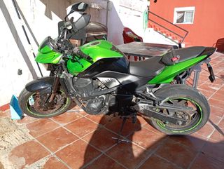 Moto Kawasaki Verde y Negra