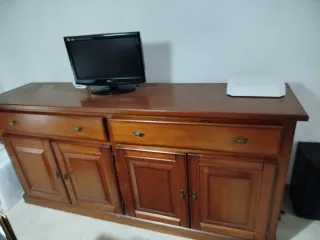 Mueble de madera marrón