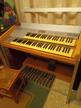 Órgano electrónico con dos teclados