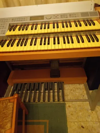 Órgano electrónico con dos teclados