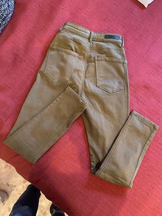 Pantalón vaquero verde militar