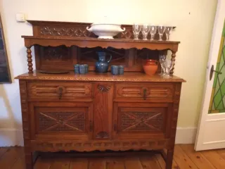 Aparador de madera maciza tallada