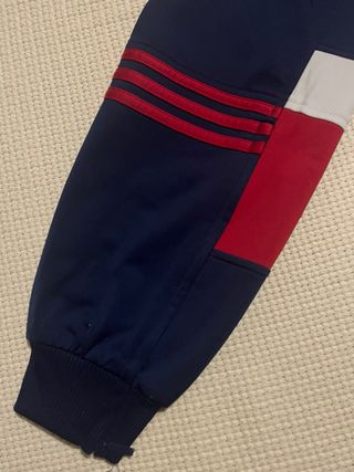 Pantalón Adidas Retro Azul con detalles Rojos