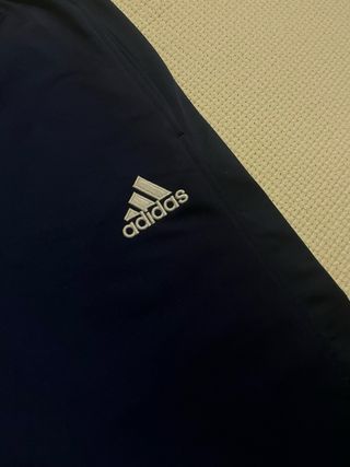 Pantalón Adidas Retro Azul con detalles Rojos