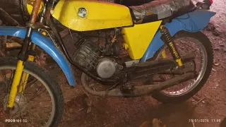 Motocicleta azul y amarilla