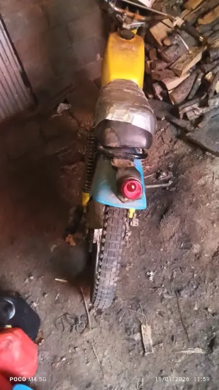 Motocicleta azul y amarilla