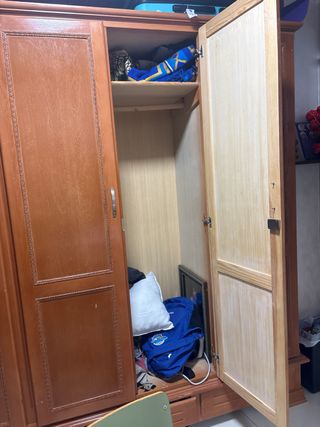 Armario de madera con 3 puertas
