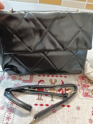 Bolso negro acolchado cadena