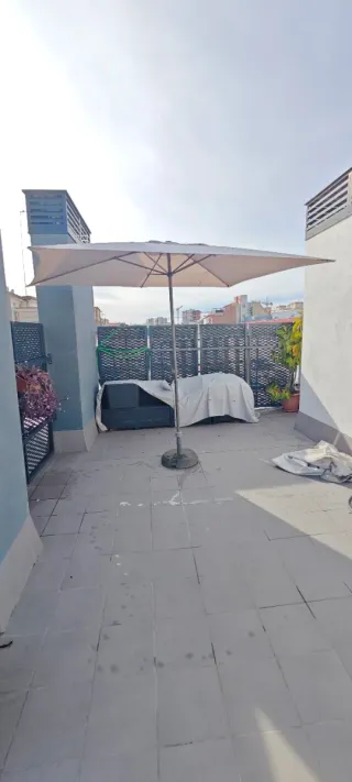 2 sillones, mesa y parasol