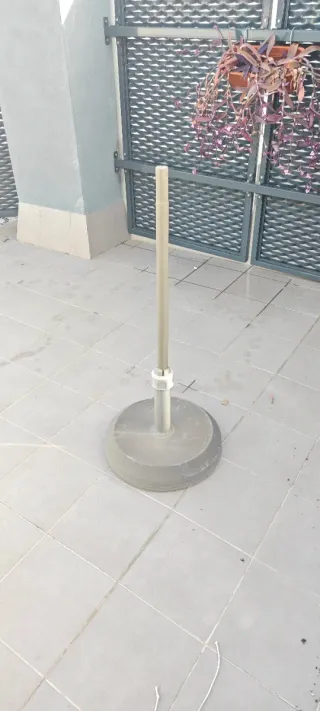 2 sillones, mesa y parasol