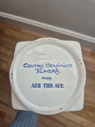 Jarrón Abe the Ape con conejos blanco