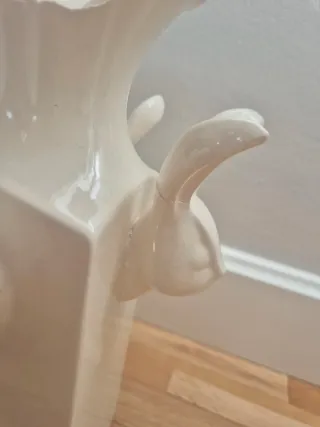 Jarrón Abe the Ape con conejos blanco