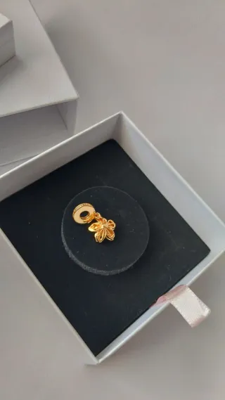 Charm Flor de Loto Dorado y Rosa