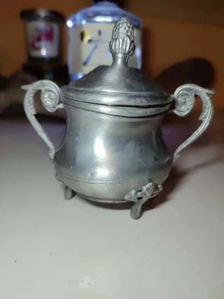 Zuccheriera in peltro vintage con manici decorati