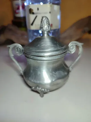 Zuccheriera in peltro vintage con manici decorati