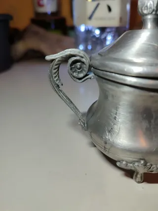 Zuccheriera in peltro vintage con manici decorati