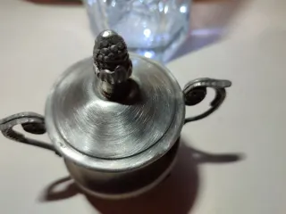 Zuccheriera in peltro vintage con manici decorati