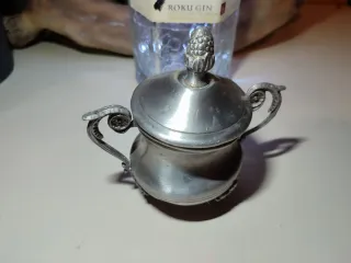 Zuccheriera in peltro vintage con manici decorati