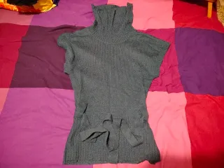 Maglia smanicata collo alto blu