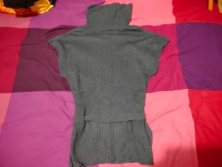 Maglia smanicata collo alto blu