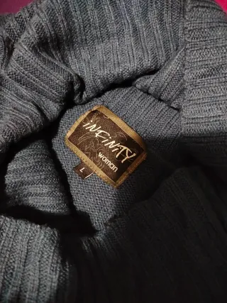 Maglia smanicata collo alto blu