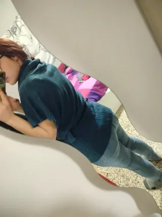 Maglia smanicata collo alto blu