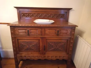 Aparador de madera maciza tallada