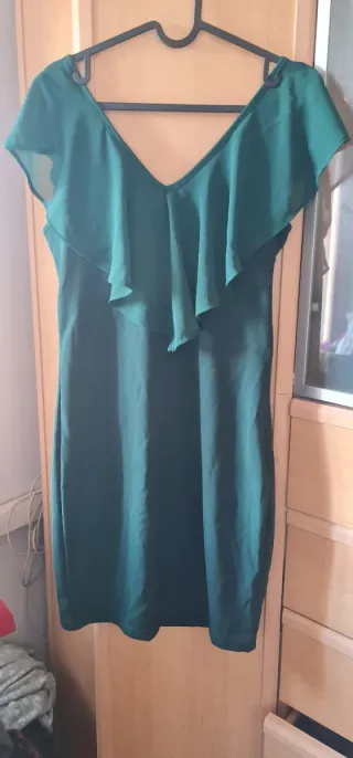 Vestido verde ajustado con volantes