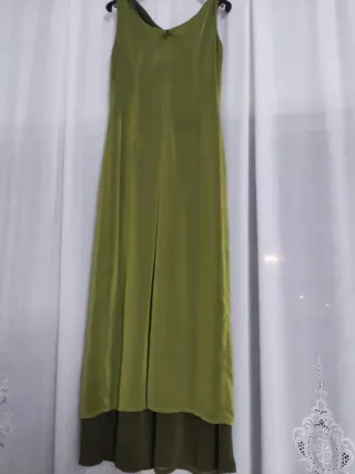 Vestido largo verde crepé dos capas