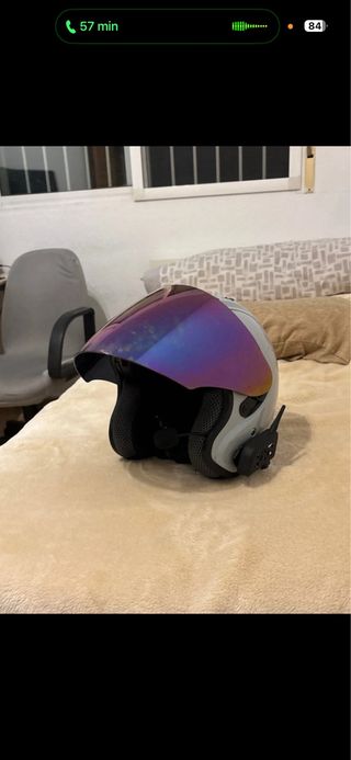 Casco Arai gris con visera iridiscente