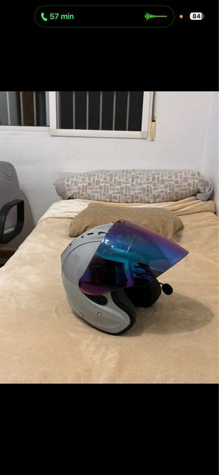 Casco Arai gris con visera iridiscente