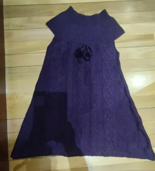 Vestido de punto morado con flor
