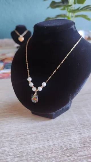 Collar dorado con colgante multicolor